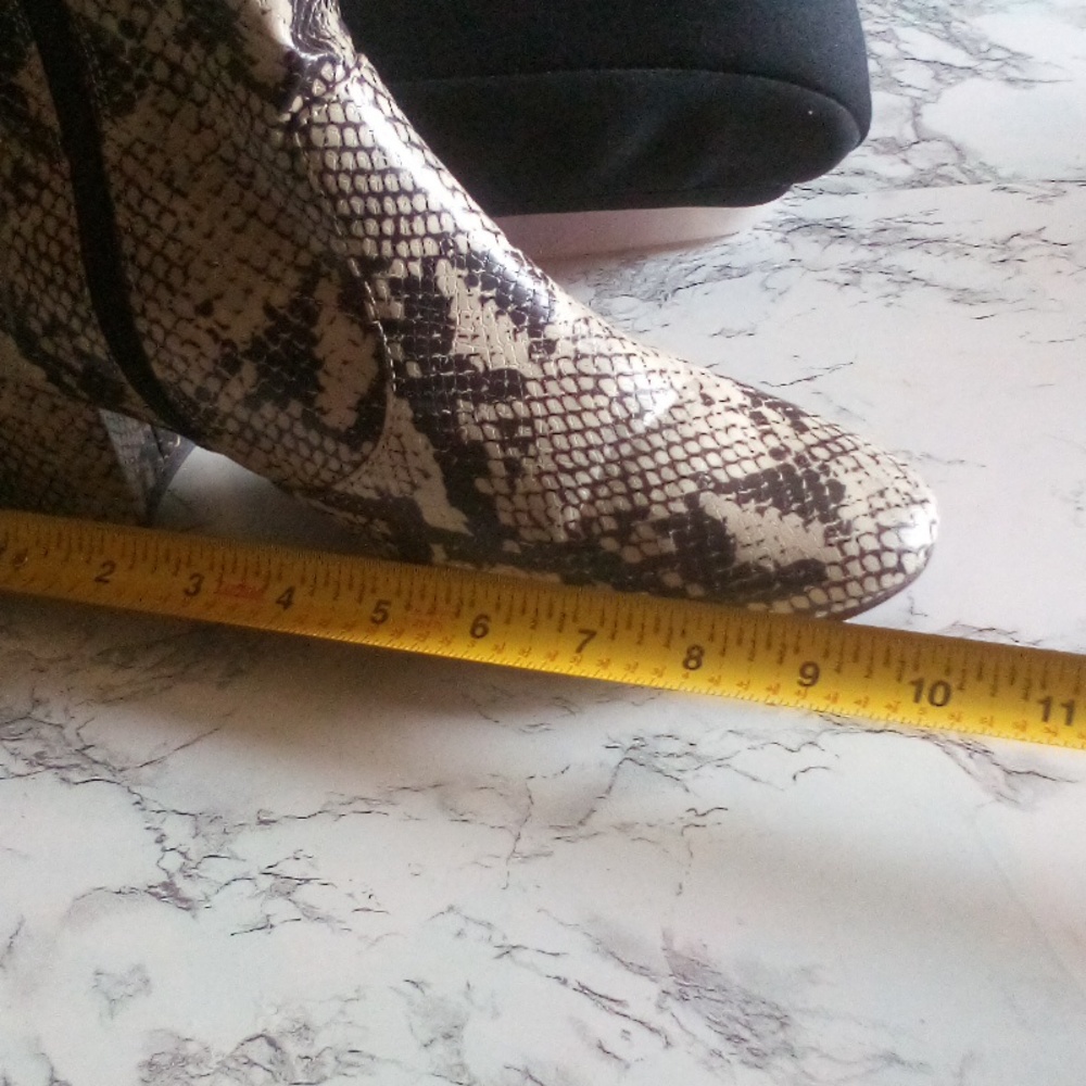 Time and Tru Women's Faux Snakeskin Heeled Ankle Boots Size 10 - Picture 4 of 10